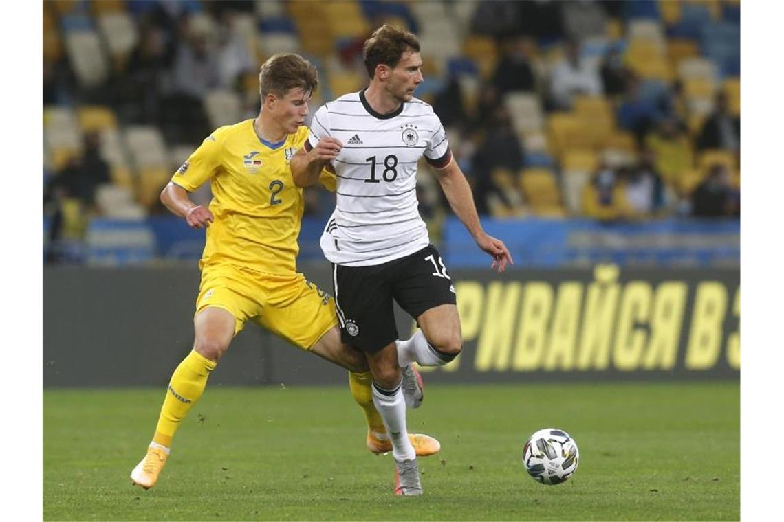 Leon Goretzka (r) und Eduard Sobol (Ukraine) kämpfen um den Ball. Foto: Efrem Lukatsky/AP/dpa