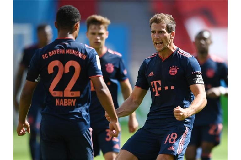 Leon Goretzka (r) wächst beim FC Bayern mehr und mehr in eine Leaderrolle hinein. Foto: Matthias Hangst/Getty Images Europe/Pool/dpa