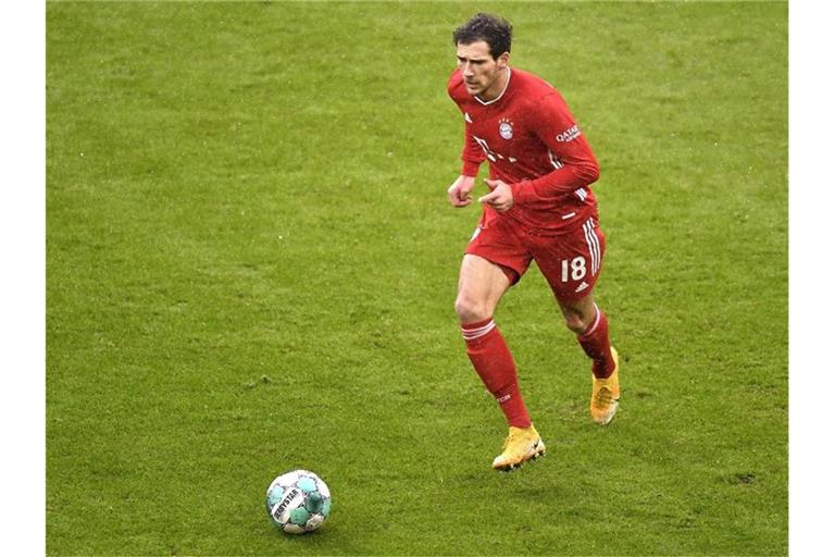Leon Goretzka spielt den Ball. Foto: Lukas Barth-Tuttas/epa/Pool/dpa/Archivbild