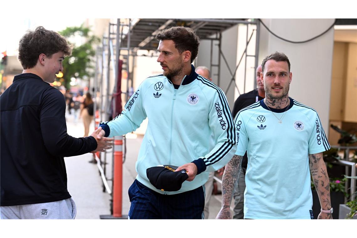 Leon Goretzka und David Raum in der Innenstadt von Chicago.