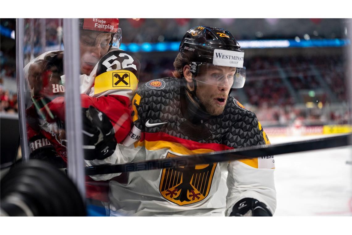Leon Hüttel (r) kämpft mit dem Österreicher Paul Huber um den Puck.
