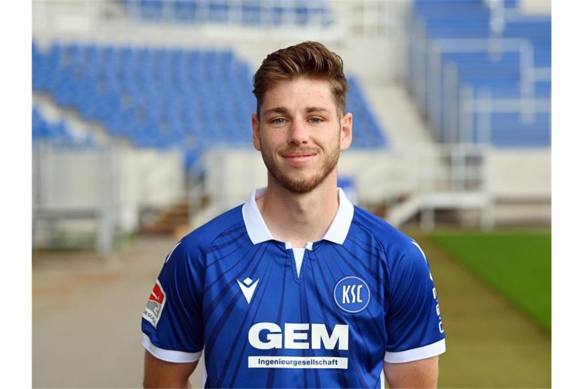 Knie verletzt: KSC-Profi Jensen drohen erneut OP und Pause Leon Jensen beim Fototermin des Karlsruher SC für die Saison 2021/2022. Foto: Uli Deck/dpa/Archiv