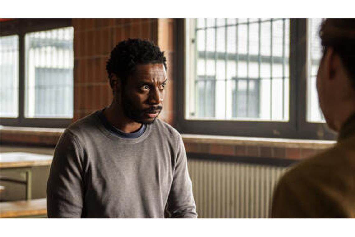 Léon Kamara (Yoli Fuller) im Gespräch mit Kommissarin Cris Blohm (Johanna Wokalek)