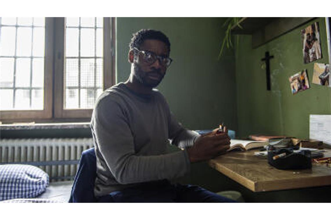 Léon Kamara (Yoli Fuller) in seiner Zelle in der JVA