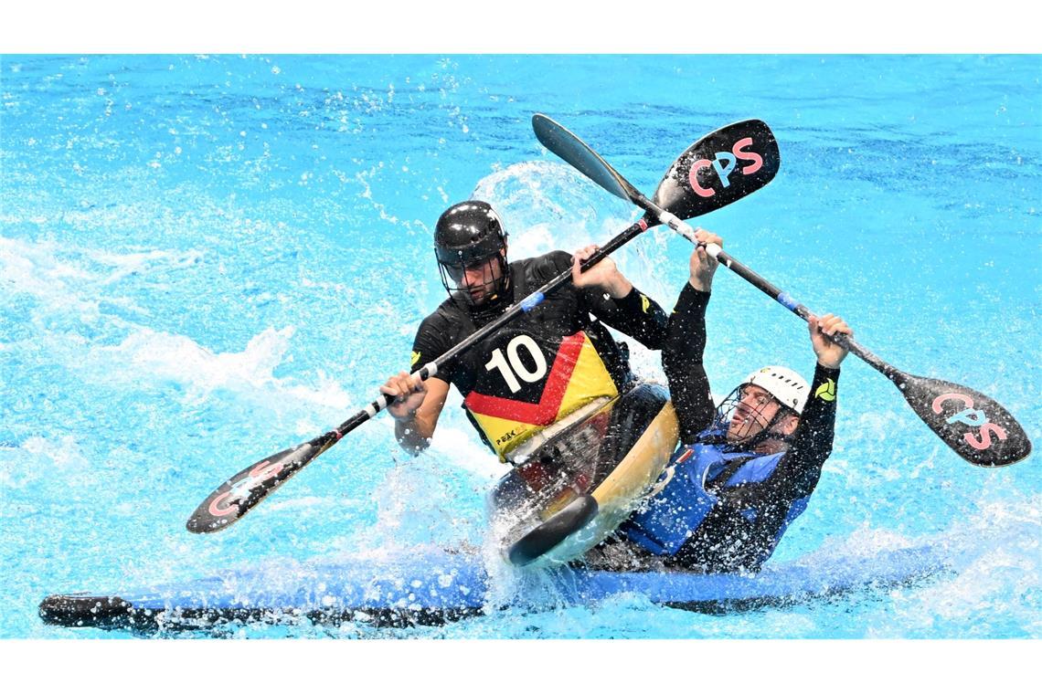 Leon Max Paul Konrad (L) aus Deutschland kämpft mit Fabrizio Massa aus Italien im Kanupolo-Finale der Männer zwischen Deutschland und Italien bei den World Games 2025 in Chengdu. Deutschland gewann Gold.