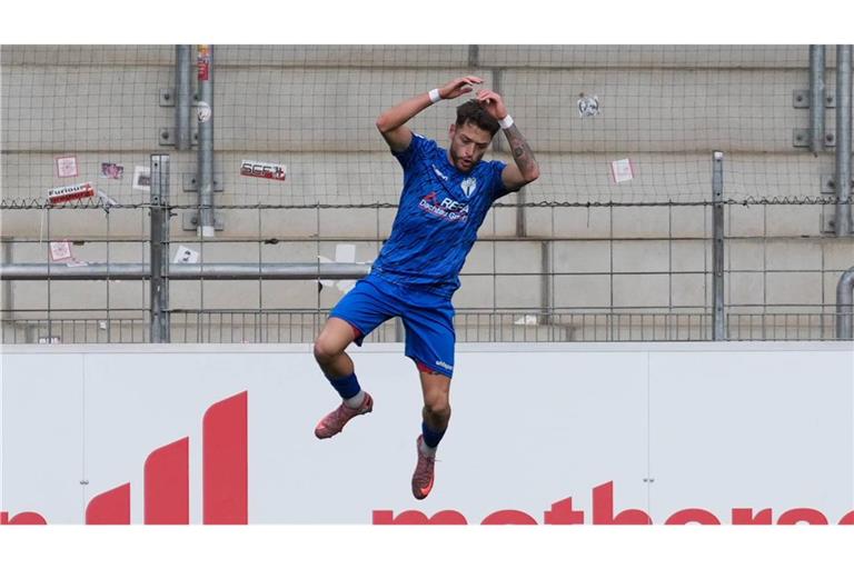 Leon Petö jubelt nach seinem verwandelten Elfmeter in Freiburg.    

IMAGO/Arne Amberg