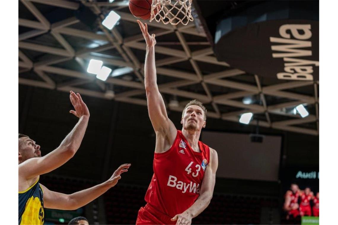 Bayern-Korbjäger nicht in Titelform - Coach: „Noch am Leben“ Leon Radosevic vom FC Bayern München in Aktion. Foto: Ulf Duda/fotoduda.de/BBL/Pool/dpa