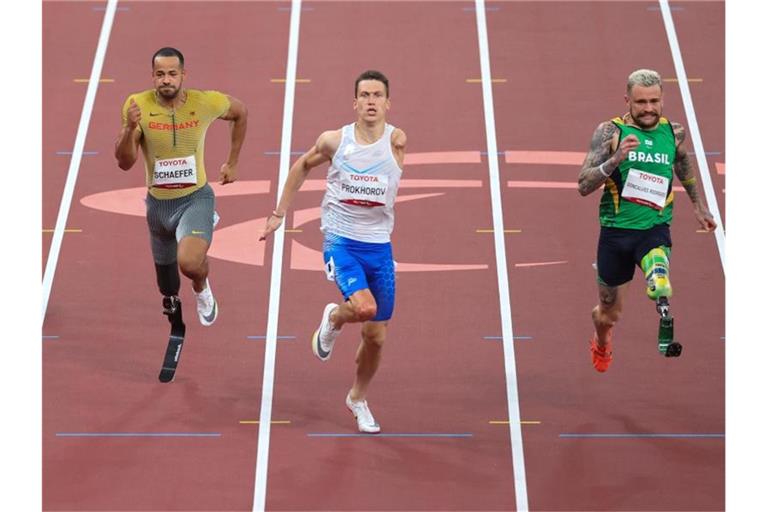 Leon Schäfer (l) gewann über die 100 Meter die Bronzemedaille. Foto: Karl-Josef Hildenbrand/dpa