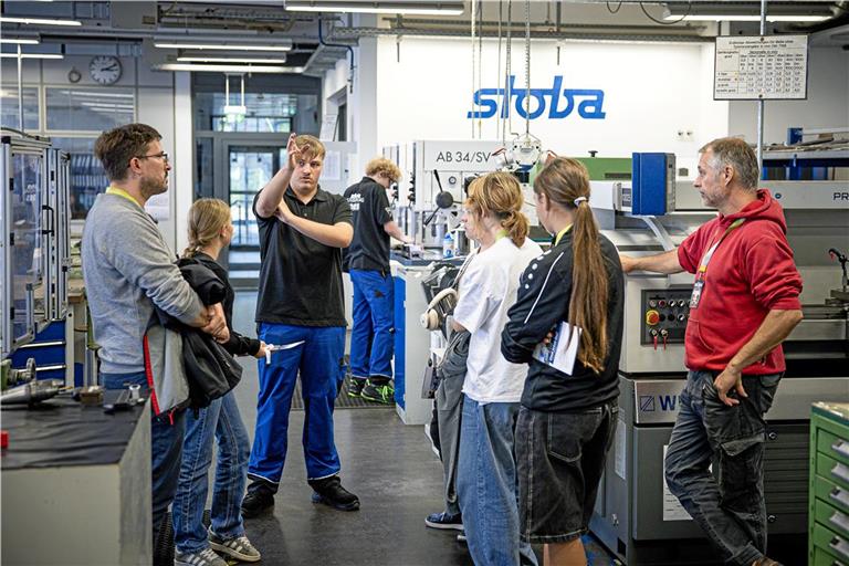 Leon Schulz (Dritter von links) führt Interessierte bei der Ausbildungstour durch die Lehrwerkstatt von Stoba.Foto: Alexander Becher 