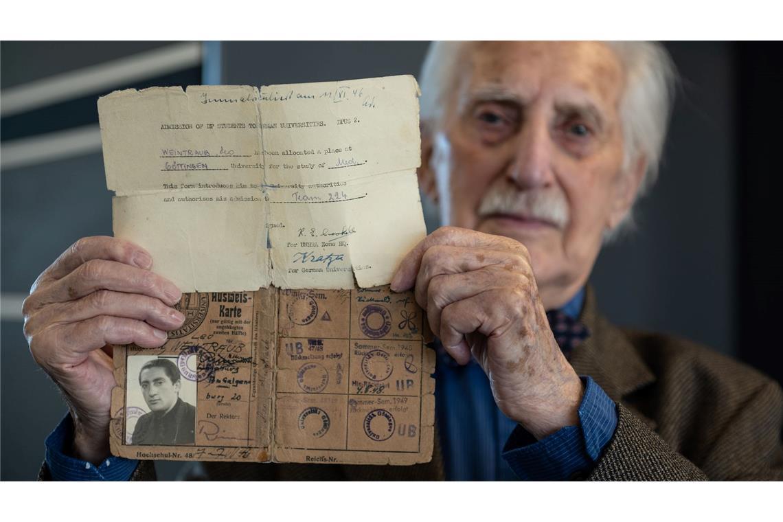 Leon Weintraub hält seine Immatrikulationsbescheinigung und seinen Studentenausweis in der Hand. (Archivbild)