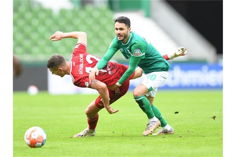 Leonardo Bittencourt (l) setzte sich mit Werder Bremen souverän gegen Fortund Düsseldorf durch. Foto: Carmen Jaspersen/dpa