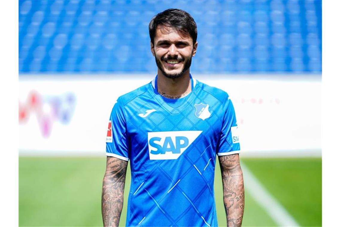 Leonardo Bittencourt steht im Stadion. Foto: Uwe Anspach/Archivbild