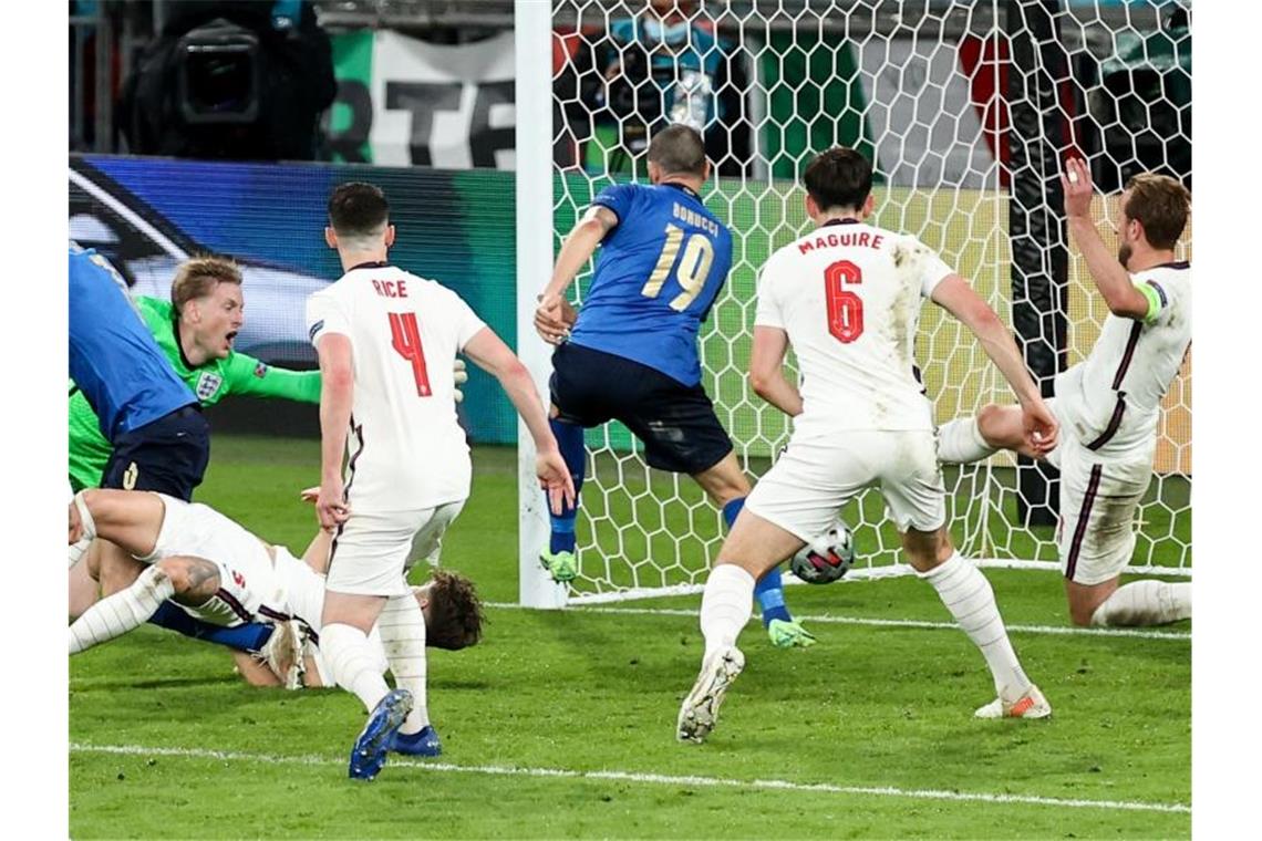 Leonardo Bonucci (M/19) erzielt mit einem Nachschuss das 1:1 für Italien gegen England. Foto: Christian Charisius/dpa