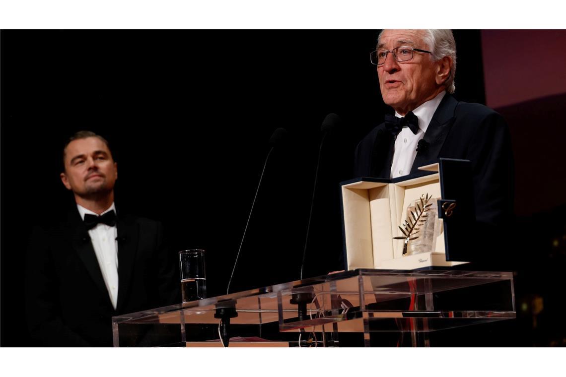Schluss mit Schweigen – Robert De Niro teilt gegen Trump aus Leonardo DiCaprio (l) verfolgt die Rede von Robert De Niro im Festivalpalast.