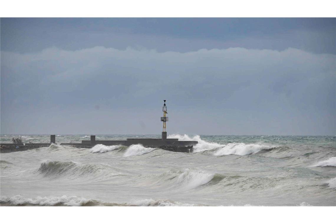 "Leonardo" könnte viel Regen und hohe Wellen an den Küsten Spaniens und Portugals bringen. (Archiv-Bild)