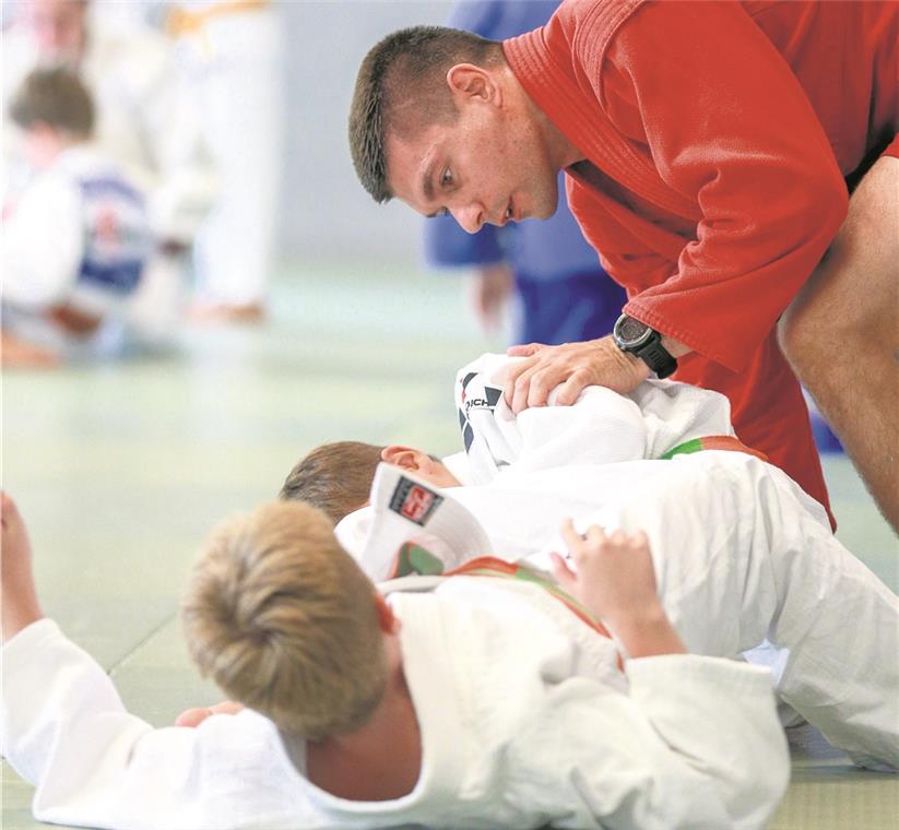 Leonid Leonidovich demonstriert in Backnang die russische Kampfsportart Sambo. Foto: A. Becher