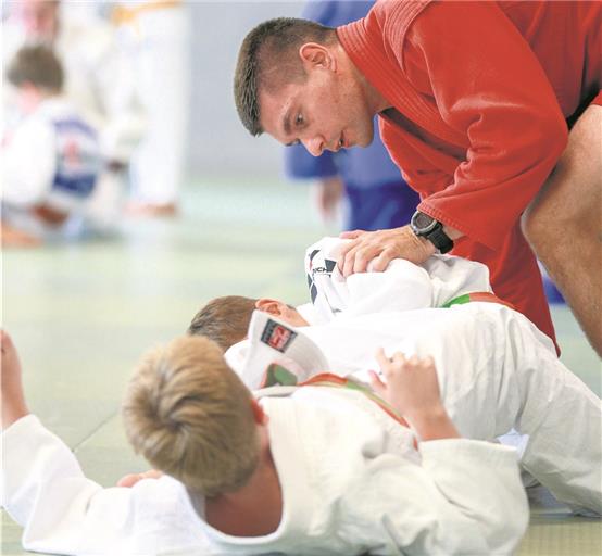 Leonid Leonidovich demonstriert in Backnang die russische Kampfsportart Sambo. Foto: A. Becher