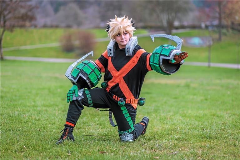 Leonie Bidlingmaier im selbst gemachten Kostüm als Katsuki Bakugo aus der Animeserie „My Hero Academia“. Fotos: Stefan Bossow