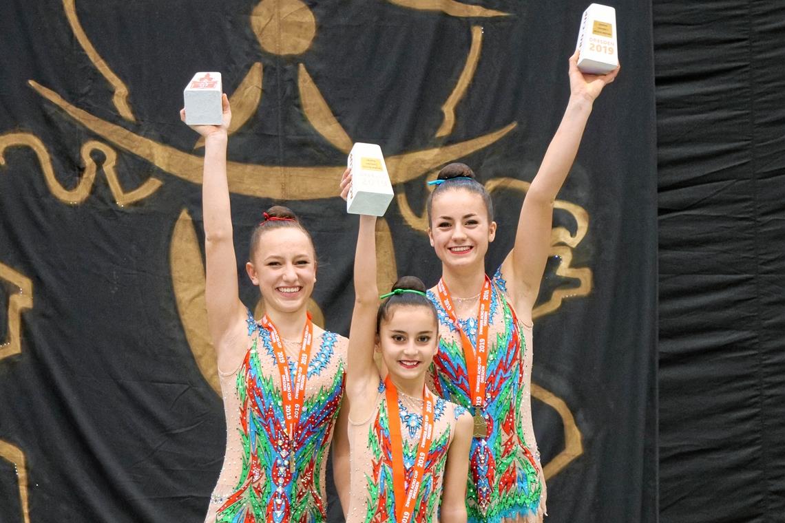 Podestplätze für Sportakrobatinnen Leonie Fritz, Stefania Frank und Annica Braun (von links) freuen sich über Gold. Foto: privat