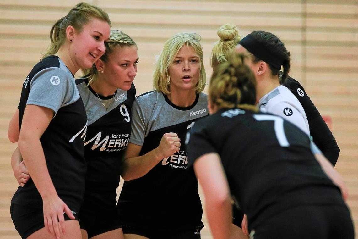 Leonie Maaß, Caroline Schwiertz, Anne Pötzl, Vanessa Maglica, MacKenna Poynter und Franziska Schlipf (von links) haben Redebedarf nach der knappen und schmerzvollen Niederlage der TSG-Volleyballerinnen. Foto: A. Becher