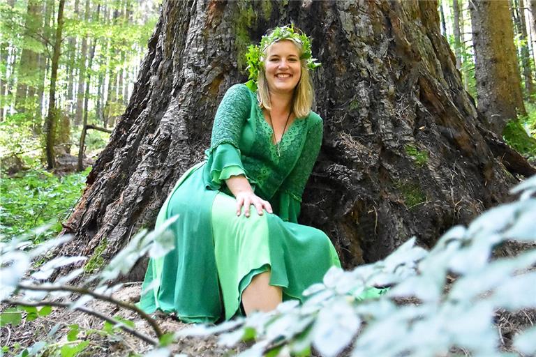 Leonie Teresa Treml aus Murrhardt lehnt hier am Mammutbaum in Auenwald. Das Bild entstand 2018 zum Tag des Schwäbischen Waldes. Foto: T. Sellmaier