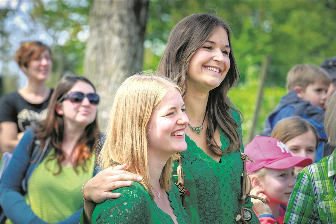 Leonie Treml (links) mit ihrer Vorgängerin Mariel Knödler (rechts) bei der Inthronisierung im Mai. Die 24-jährige Schwäbische Waldfee knüpft gerne Kontakte und freut sich, den Menschen auch die Natur der Region nahezubringen. Foto: A. Becher