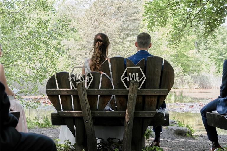 Leonie und Timo Deuschinger haben am Bühlhauweiher in Althütte geheiratet. Dort umrahmen Vogelgezwitscher und Froschgequake die Zeremonie. Foto: Helene Tänzer