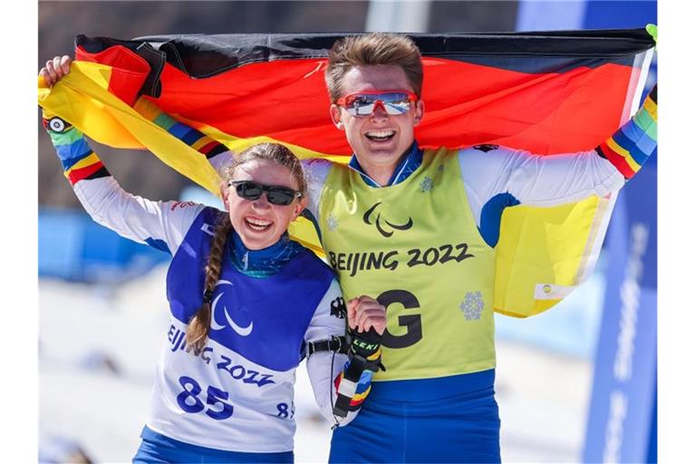Leonie Walter und Pirmin Strecker (r) jubeln. Foto: Jens Büttner/dpa-Zentralbild/dpa