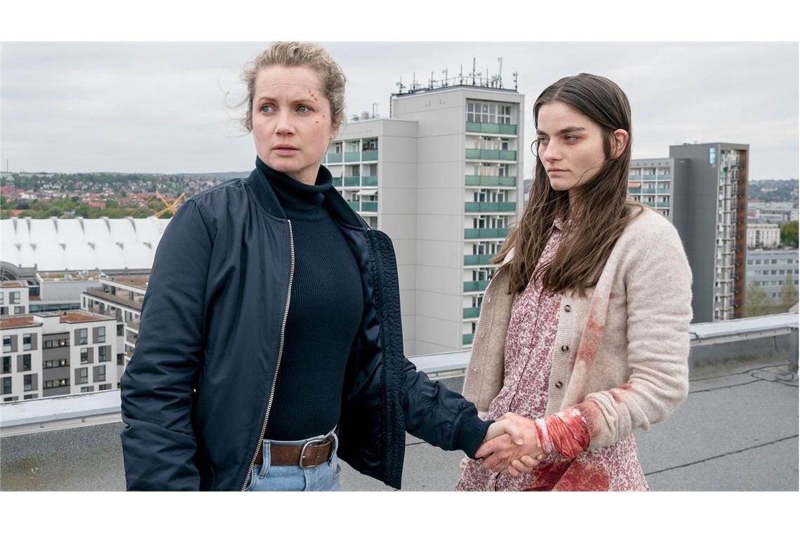 Leonie Winkler (Cornelia Gröschel) glaubt Amanda (Emilie Neumeister), obwohl sie sich dabei auf ihr Bauchgefühl verlässt.