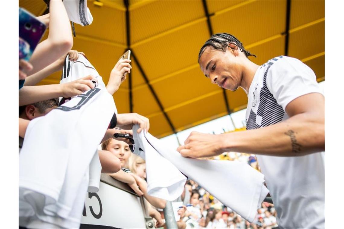 Fans sehen Tore von Reus und Sané - Sorg sucht Kroos-Ersatz Leory Sané gab den Fans Autogramme. Foto: Marius Becker