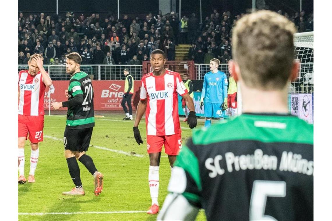 Rassismus-Vorfall in Münster: Drei Jahre Stadionverbot Leroy Kwadwo (M.) von den Würzburger Kickers war rassistisch beleidigt worden. Foto: Carsten Pöhler/dpa