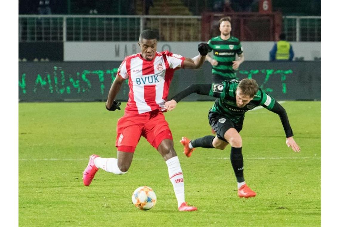 Leroy Kwadwo (r) von den Würzburger Kickers wurde in der Partie bei Preußen Münster von einem Zuschauer rassistisch beleidigt. Foto: Carsten Pöhler/dpa