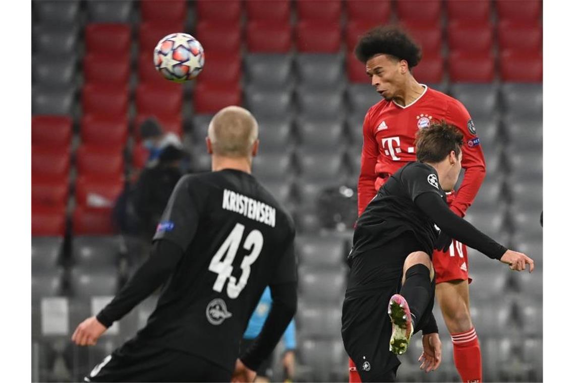 Mit „Weltklasse-Torhüter“: Bayern macht Achtelfinale klar Leroy Sané (2.v.r) erhöhte mit dem Kopf auf 3:0. Foto: Sven Hoppe/dpa