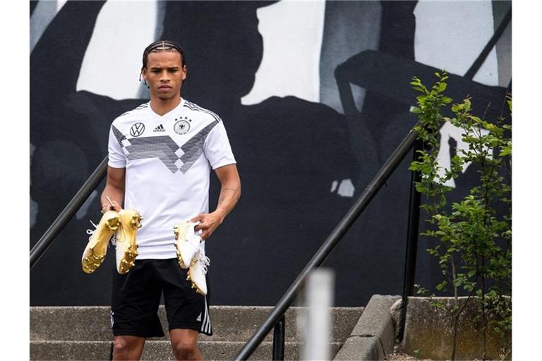 Leroy Sané kommt zum Training der Nationalmannschaft in Venlo. Foto: Marius Becker