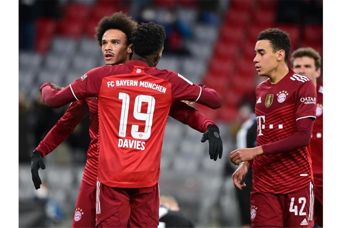 Bayern müht sich - BVB zeigt Reaktion nach Königsklassen-Aus Leroy Sane (l-r) sorgte mit seinem Tor für den 1:0-Heimsieg der Bayern gegen Arminia Bielefeld. Foto: Peter Kneffel/dpa