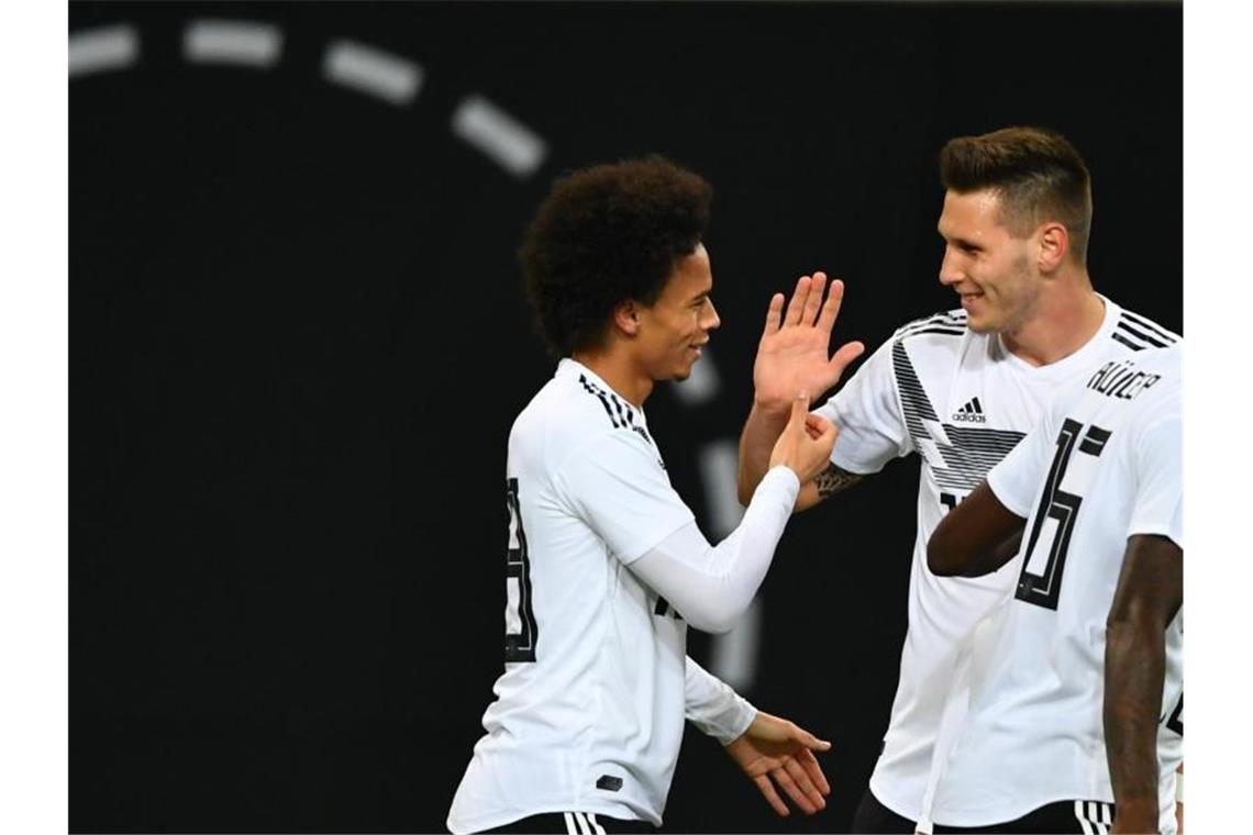 Leroy Sané (l) und Niklas Süle wollen beide zur Fußball-EM. Foto: Soeren Stache/dpa