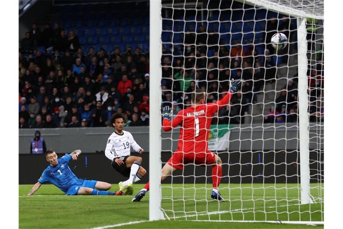 Leroy Sané (M) macht den Treffer zum 3:0 perfekt. Foto: Christian Charisius/dpa