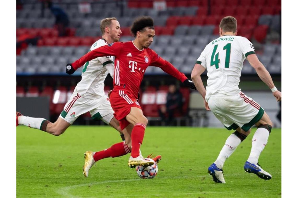 Europas Beste: FC Bayern vor „traumhaftem“ Jahresende Leroy Sane (M) vom FC Bayern München und Moskaus Wladislaw Ignatjew (l) und Slobodan Rajkovic kämpfen um den Ball. Foto: Sven Hoppe/dpa