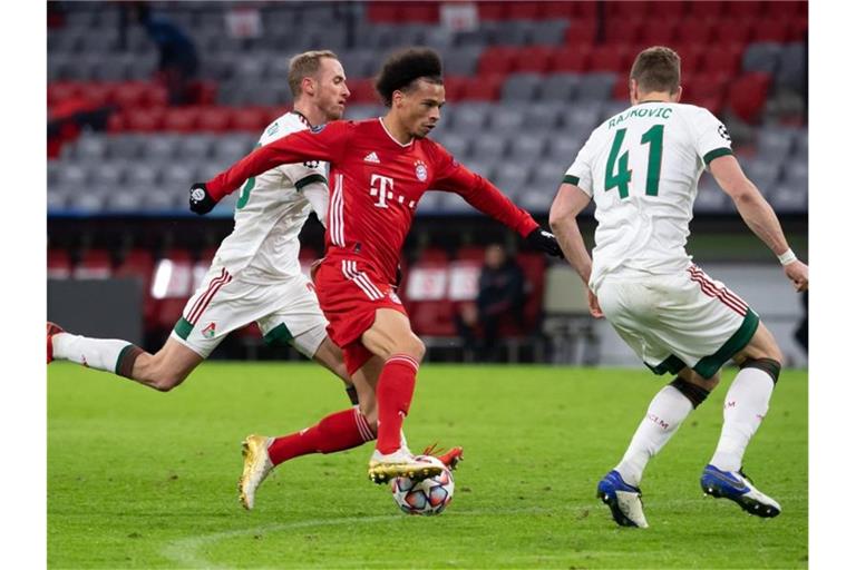 Leroy Sane (M) vom FC Bayern München und Moskaus Wladislaw Ignatjew (l) und Slobodan Rajkovic kämpfen um den Ball. Foto: Sven Hoppe/dpa
