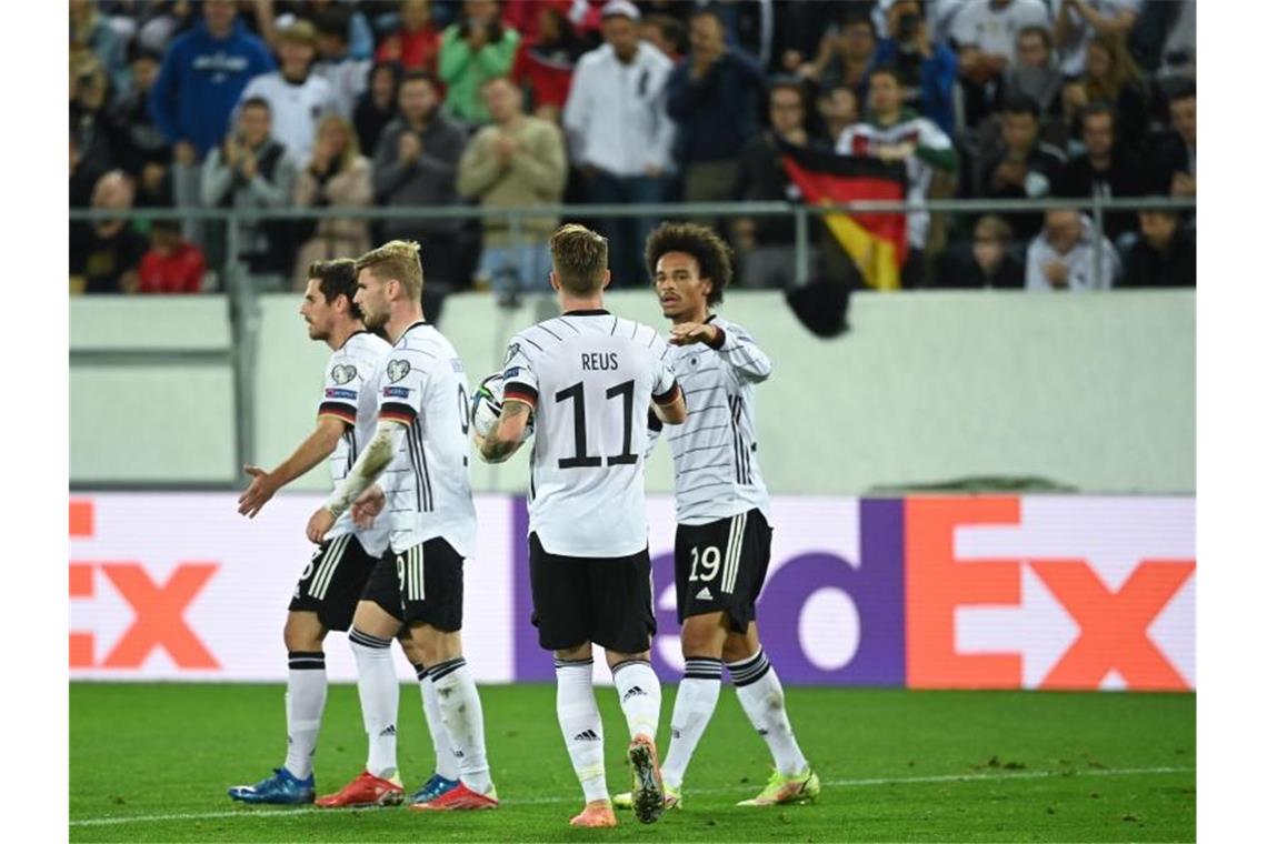Kein Tor-Festival für Flick zur Premiere gegen Liechtenstein Leroy Sané (r) erhöhte nach dem Seitenwechsel auf 2:0. Foto: Sven Hoppe/dpa