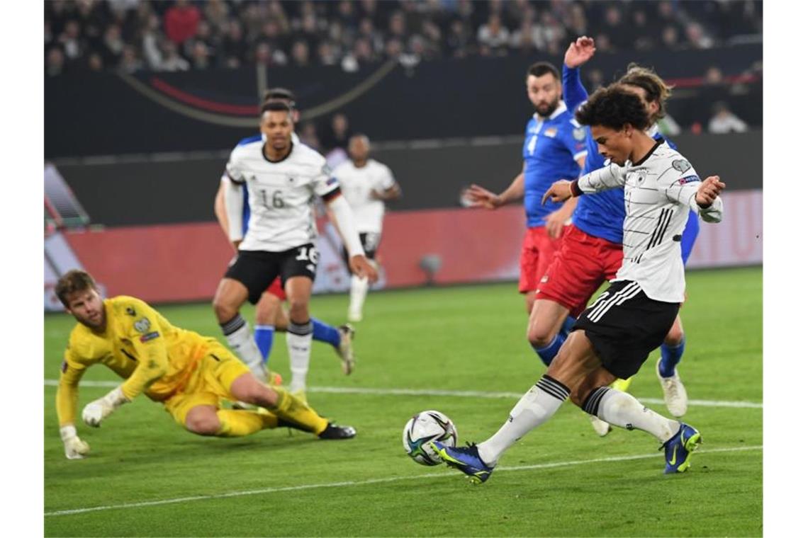 Tore-Spaß gegen Liechtenstein: 9:0 beim Jogi-Abschied Leroy Sané (r) erzielt das 5:0 gegen Torwart Benjamin Büchel (l) aus Liechtenstein. Foto: Swen Pförtner/dpa