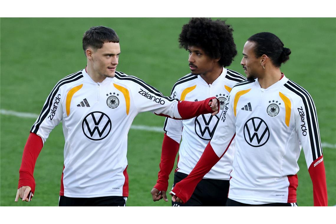 Leroy Sané (r) spielt bei der Nationalmannschaft praktisch auf Bewährung.