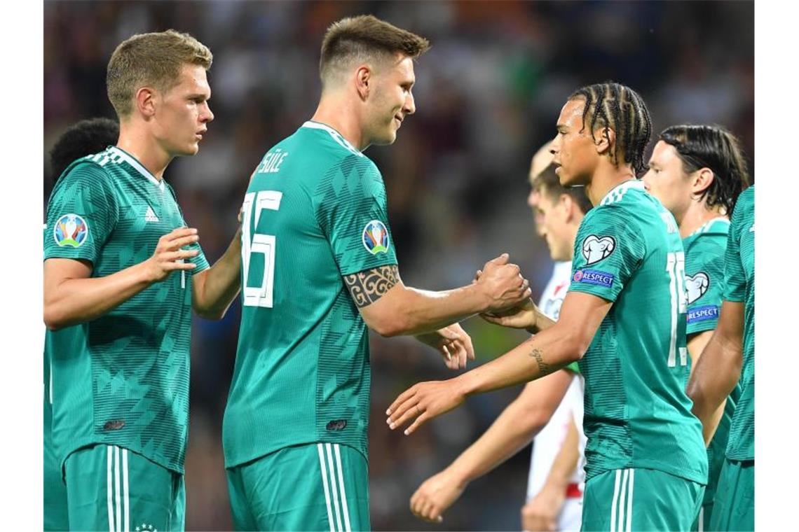 Auch ohne Löw: DFB-Team erfüllt Pflicht in Weißrussland Leroy Sane (r) wird von seinen Teamkollegen für das Führungstor gefeiert. Foto: Marius Becker
