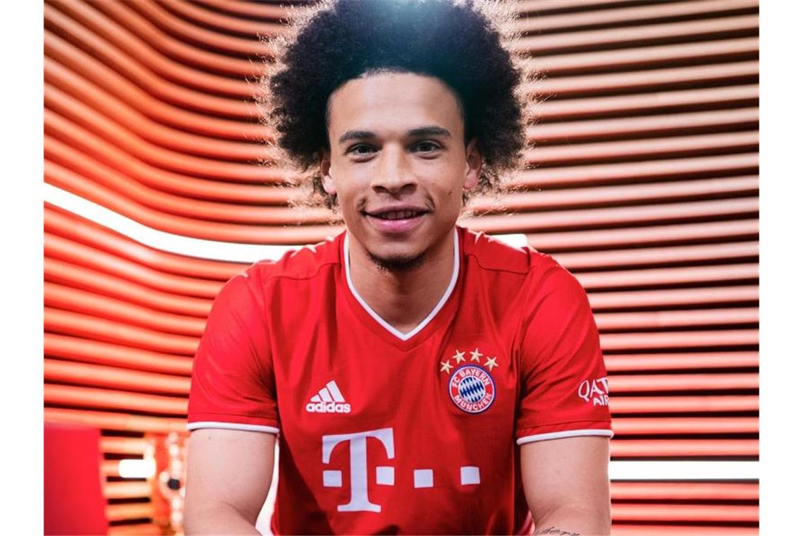 Mit der Nummer vom Wembley-Held: Sané soll Bayern-Ära prägen Leroy Sané wechselt zum FC Bayern. Der 24-Jährige unterschrieb in München einen Fünfjahresvertrag. Foto: -/FC Bayern/dpa