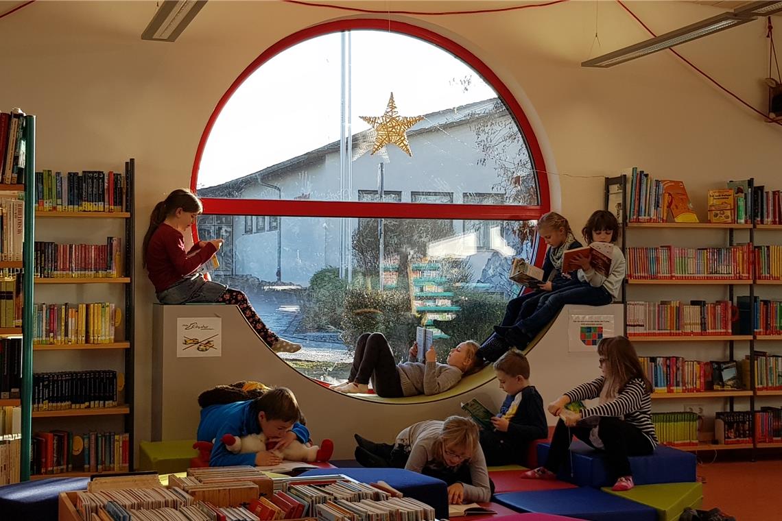 Lesen ist zeitlos. Diese Kirchberger Schulkinder lassen sich beim Schmökern durch nichts und niemanden stören. Das Bild entstand bei einem Büchereibesuch vor der Pandemie im Dezember 2018. Foto: Bücherei