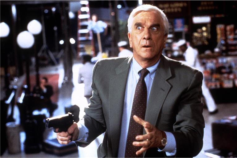 Leslie Nielsen als Lt. Frank Drebin in "Die nackte Kanone 33 1/3" von 1994.