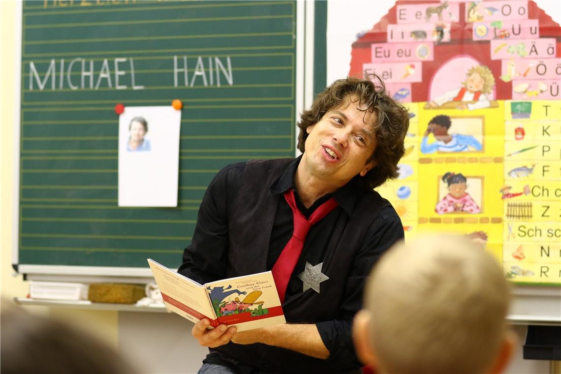 Literatour kehrt nach fünf Jahren zurück Lesung mit Michael Hain anlässlich der Literatour 2014. Bei ihm war auch mitmachen und verkleiden angesagt. Archivfoto: A. Becher