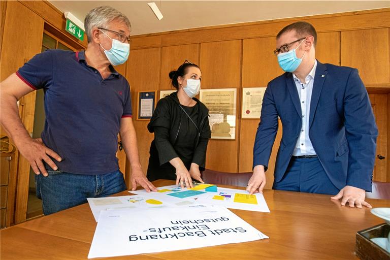 Letzte Abstimmungen vor dem Start des neuen Gutscheinsystems im Oktober: Vorstandsmitglied Martin Windmüller (links) und Nadine Thoman von der Geschäftsstelle des Stadtmarketings im Gespräch mit Oberbürgermeister Maximilian Friedrich.Foto: A. Becher