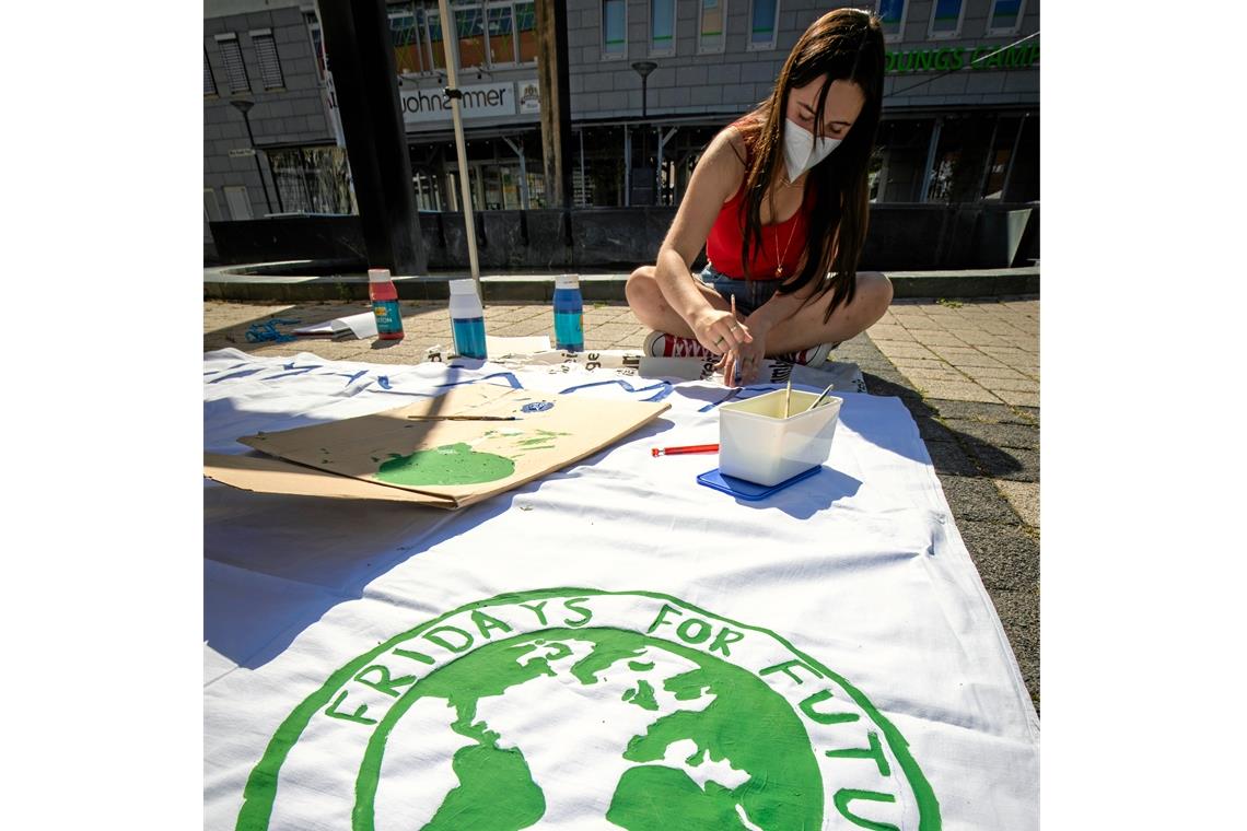 Klimacamp auf dem Willy-Brandt-Platz Letzte Arbeiten fürs Klimacamp auf dem Willy-Brandt-Platz im Biegel. Foto: A. Becher