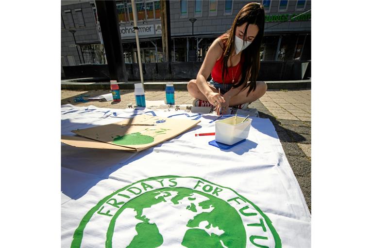 Letzte Arbeiten fürs Klimacamp auf dem Willy-Brandt-Platz im Biegel. Foto: A. Becher